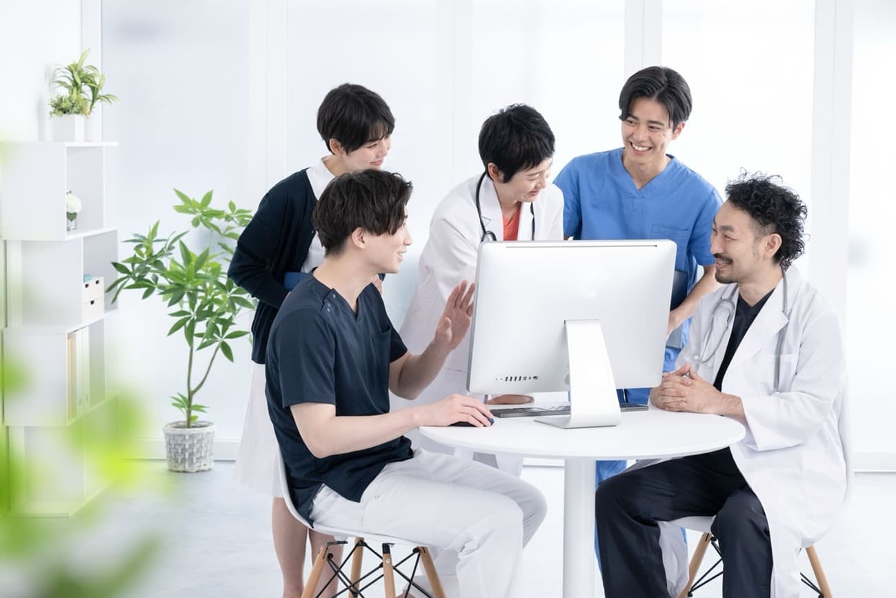 集まって会話をする医師と看護師達